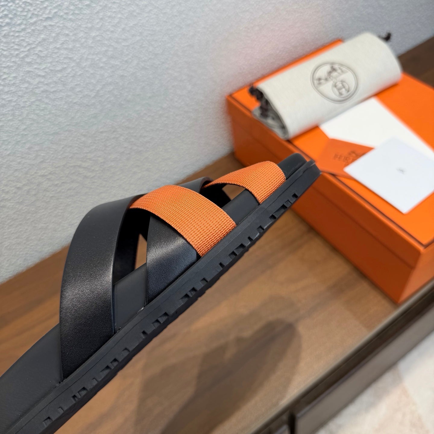 HM 26S KAZIMIR SANDAL IN BLACK CALFSKIN AND ORANGE FABRIC