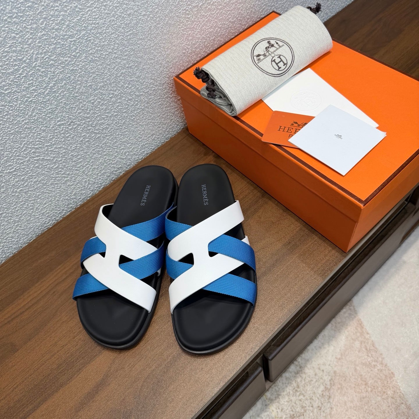 HM 26S KAZIMIR SANDAL IN WHITE CALFSKIN AND BLUE FABRIC