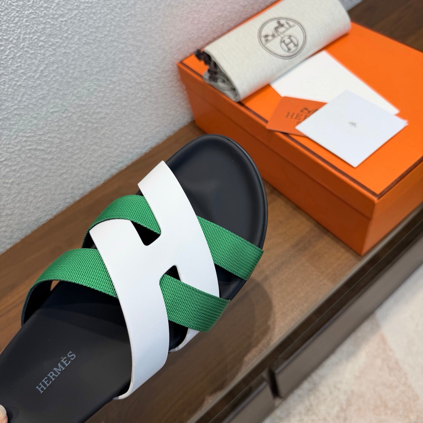 HM 26S KAZIMIR SANDAL IN WHITE CALFSKIN AND GREEN FABRIC