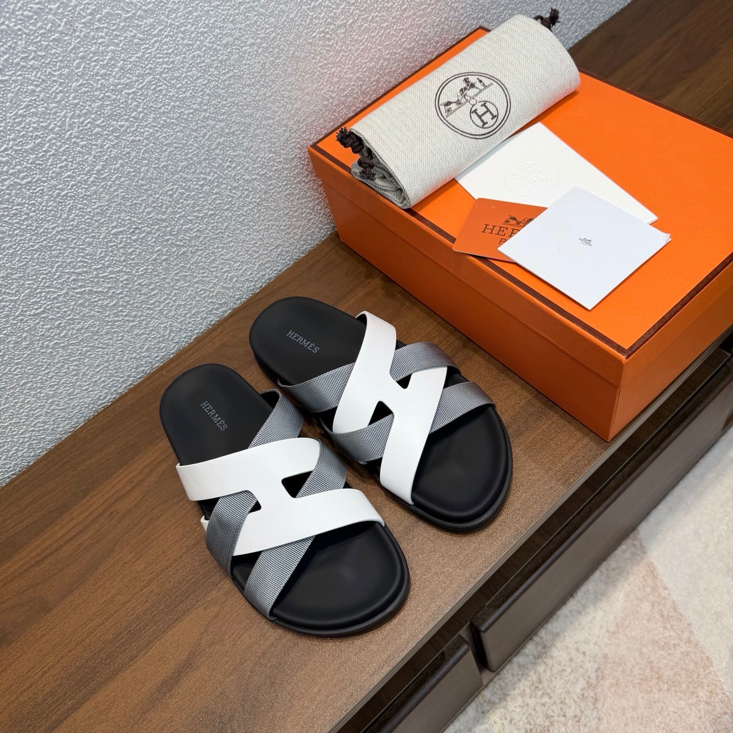 HM 26S KAZIMIR SANDAL IN WHITE CALFSKIN AND GREY FABRIC