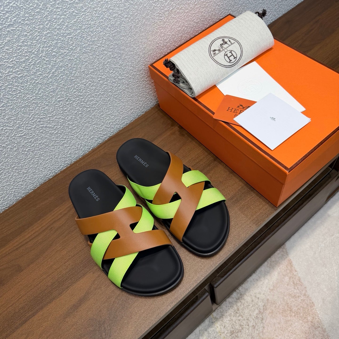 HM 26S KAZIMIR SANDAL IN CARAMEL BROWN CALFSKIN AND LIME GREEN FABRIC