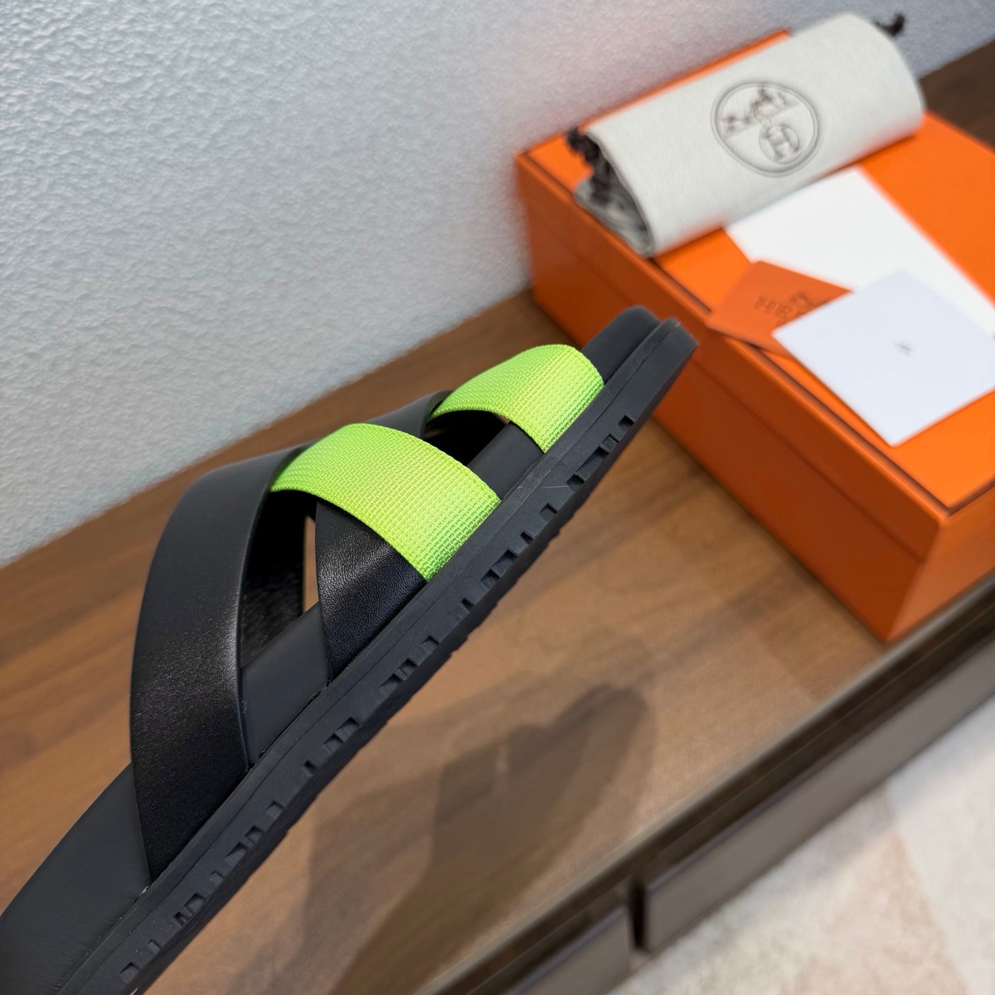 HM 26S KAZIMIR SANDAL IN BLACK CALFSKIN AND LIME GREEN FABRIC