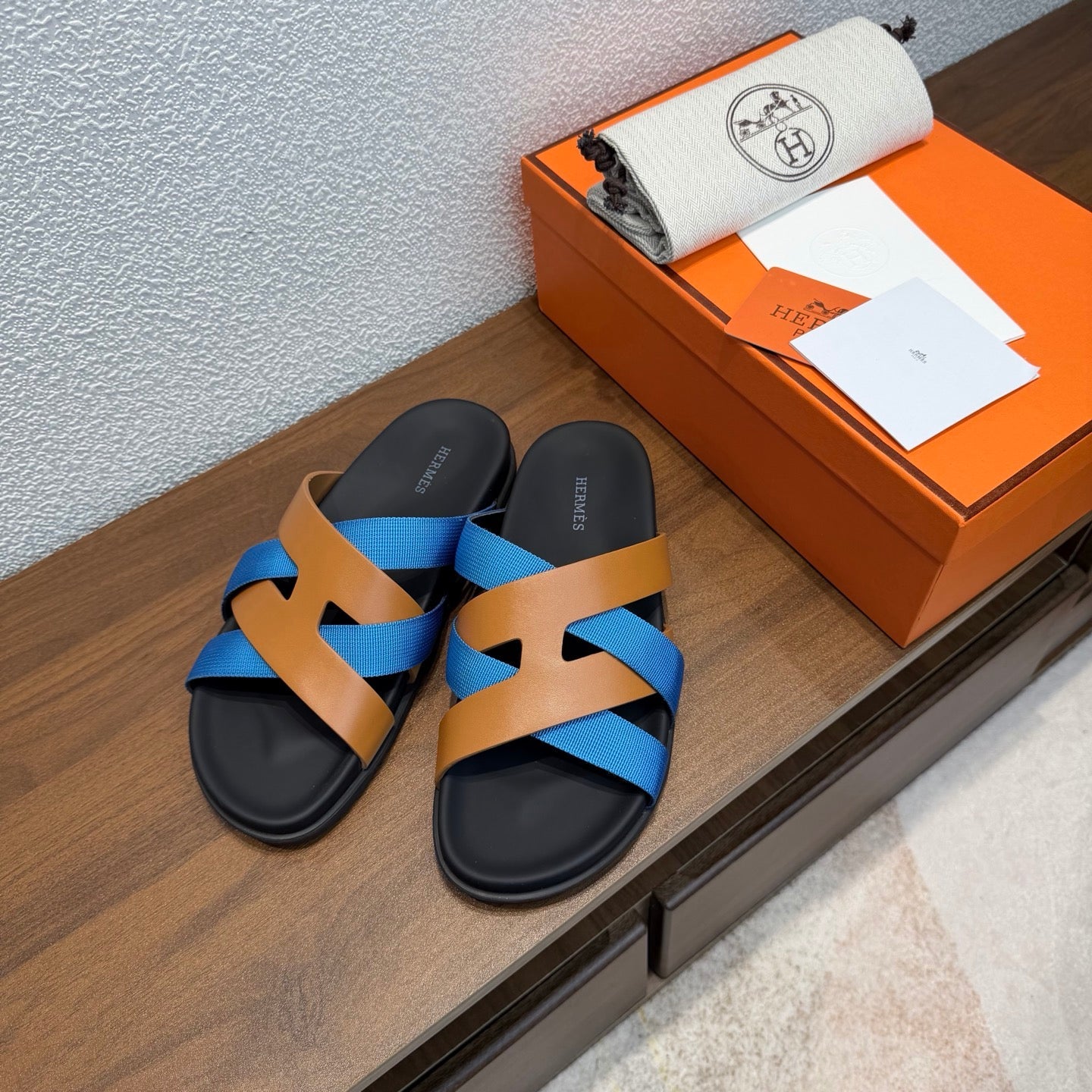 HM 26S KAZIMIR SANDAL IN CARAMEL BROWN CALFSKIN AND BLUE FABRIC