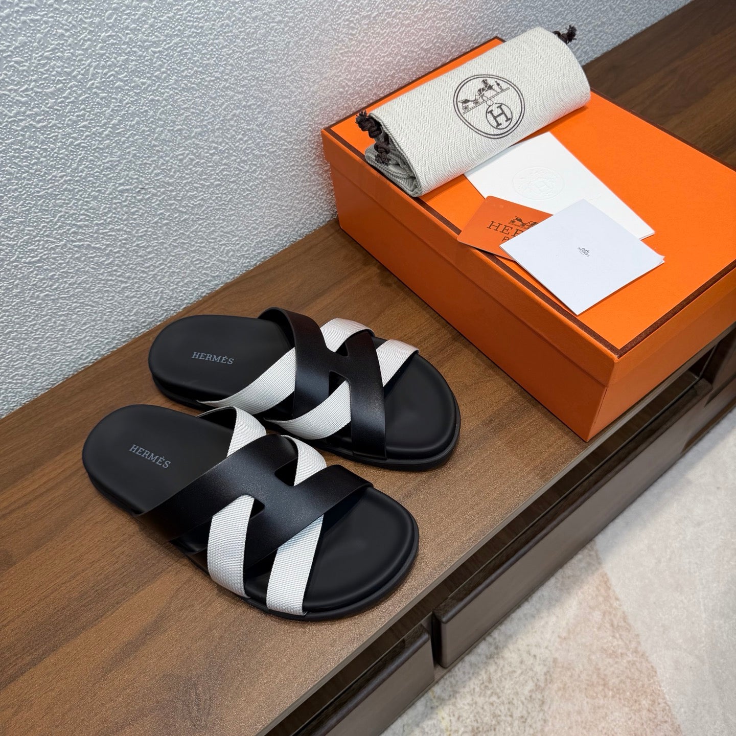 HM 26S KAZIMIR SANDAL IN BLACK CALFSKIN AND WHITE FABRIC