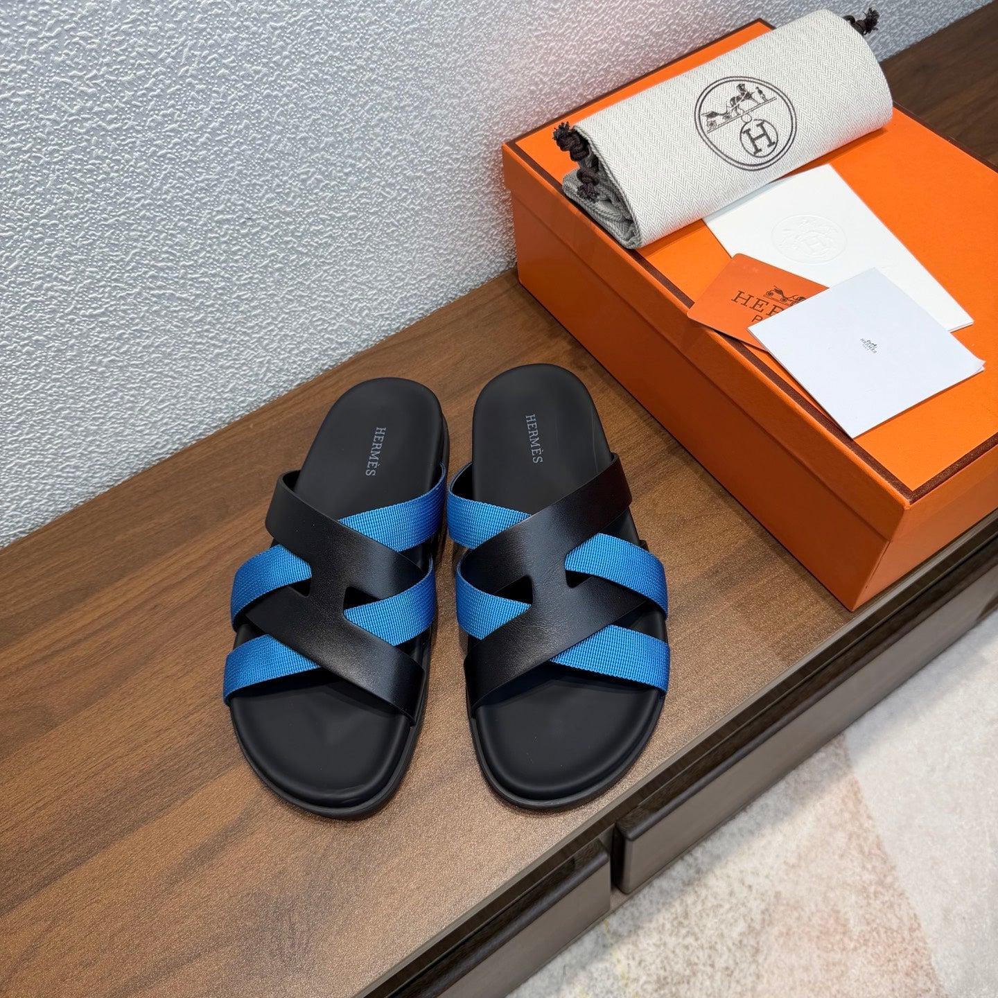 HM 26S KAZIMIR SANDAL IN BLACK CALFSKIN AND BLUE FABRIC