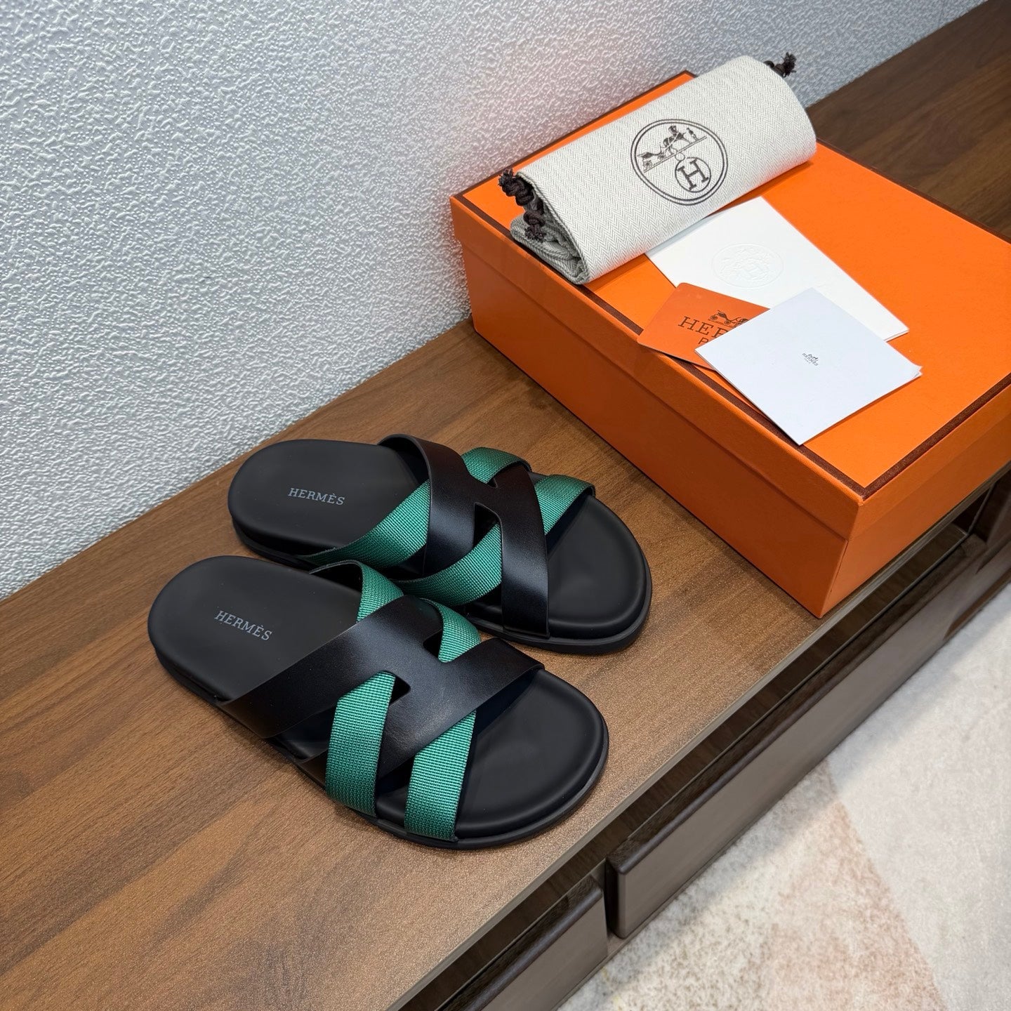 HM 26S KAZIMIR SANDAL IN BLACK CALFSKIN AND EMERALD GREEN FABRIC
