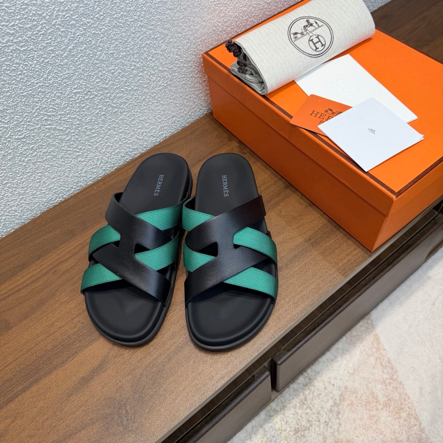 HM 26S KAZIMIR SANDAL IN BLACK CALFSKIN AND EMERALD GREEN FABRIC