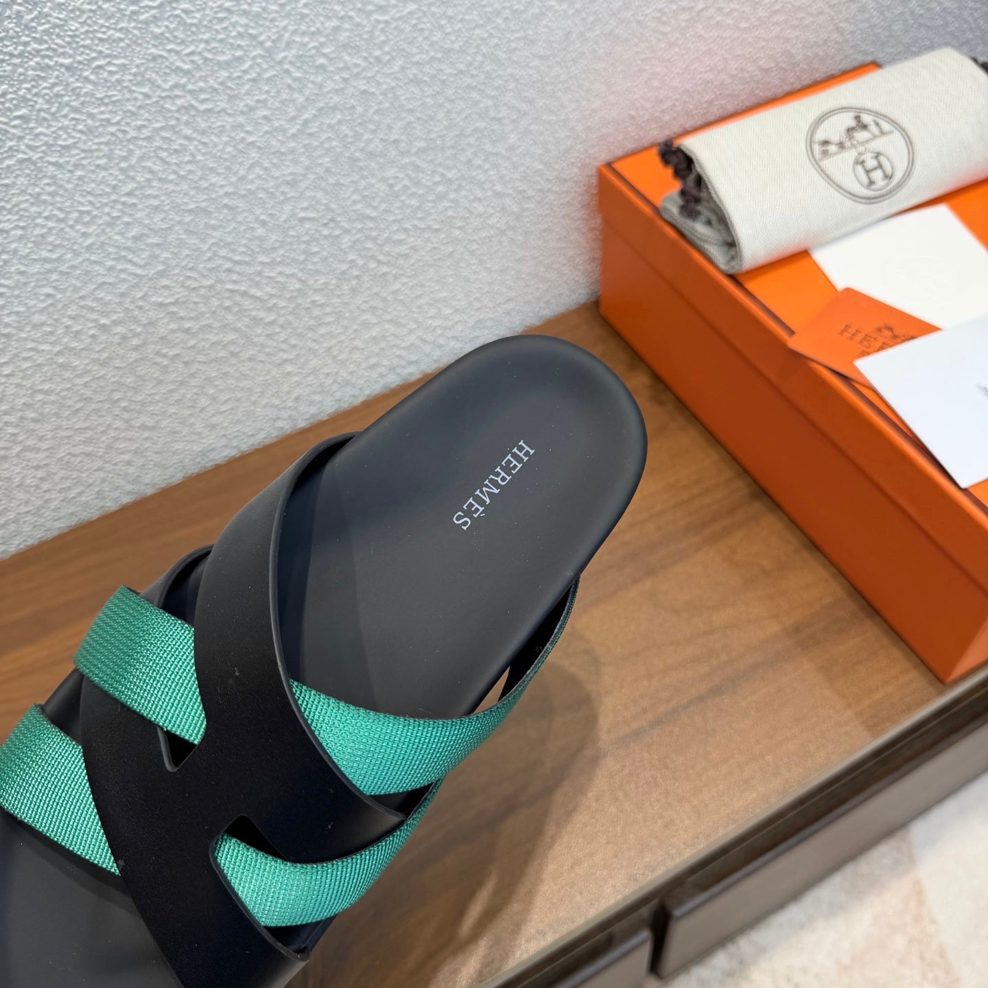 HM 26S KAZIMIR SANDAL IN BLACK CALFSKIN AND EMERALD GREEN FABRIC