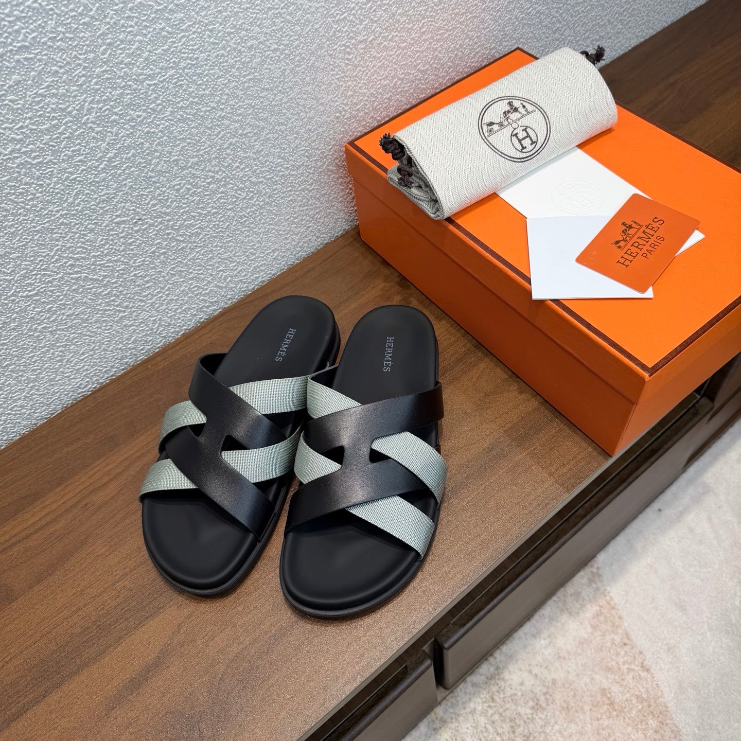 HM 26S KAZIMIR SANDAL IN BLACK CALFSKIN AND GREY FABRIC