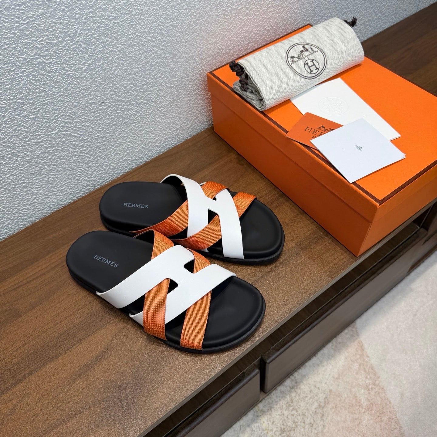 HM 26S KAZIMIR SANDAL IN WHITE CALFSKIN AND ORANGE FABRIC