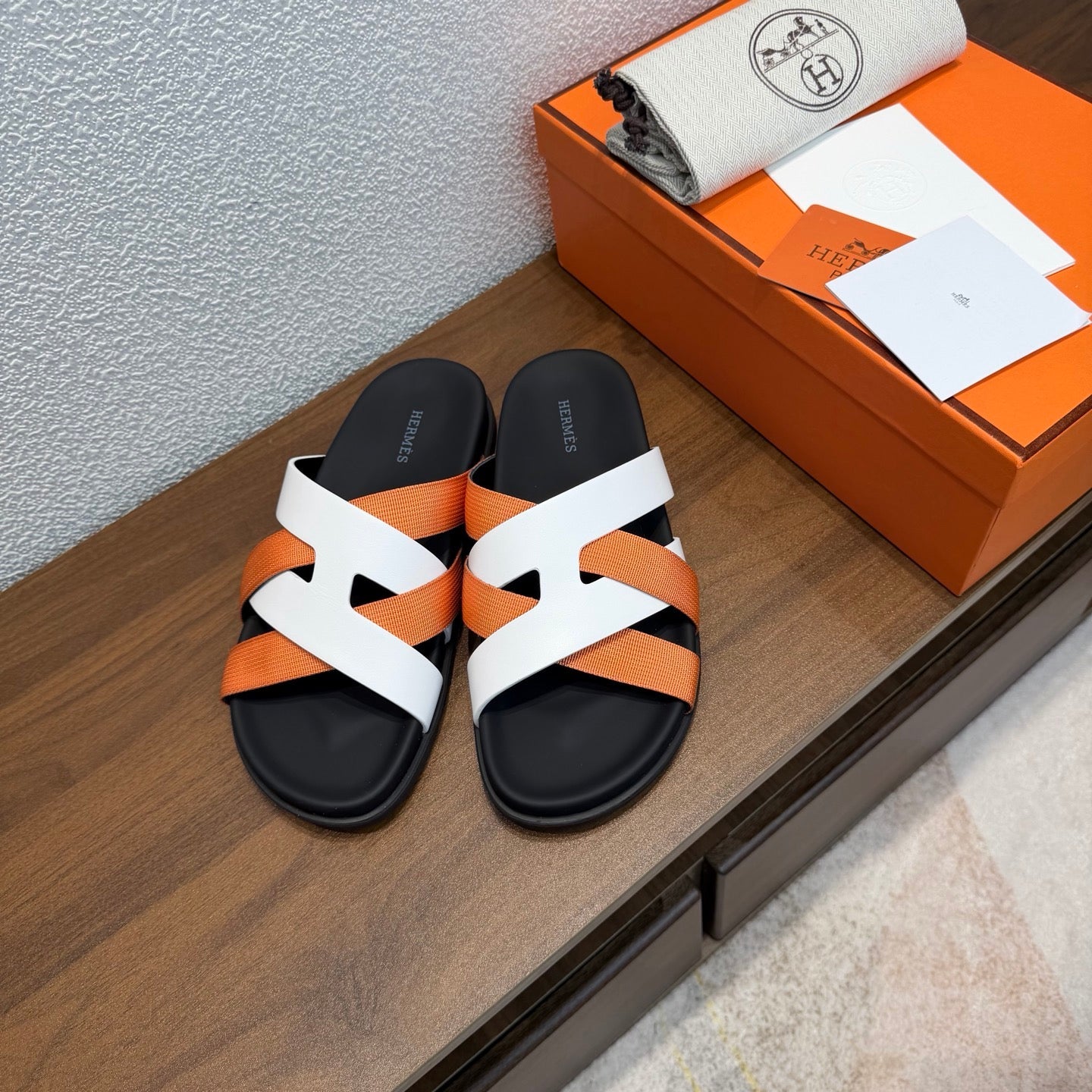 HM 26S KAZIMIR SANDAL IN WHITE CALFSKIN AND ORANGE FABRIC