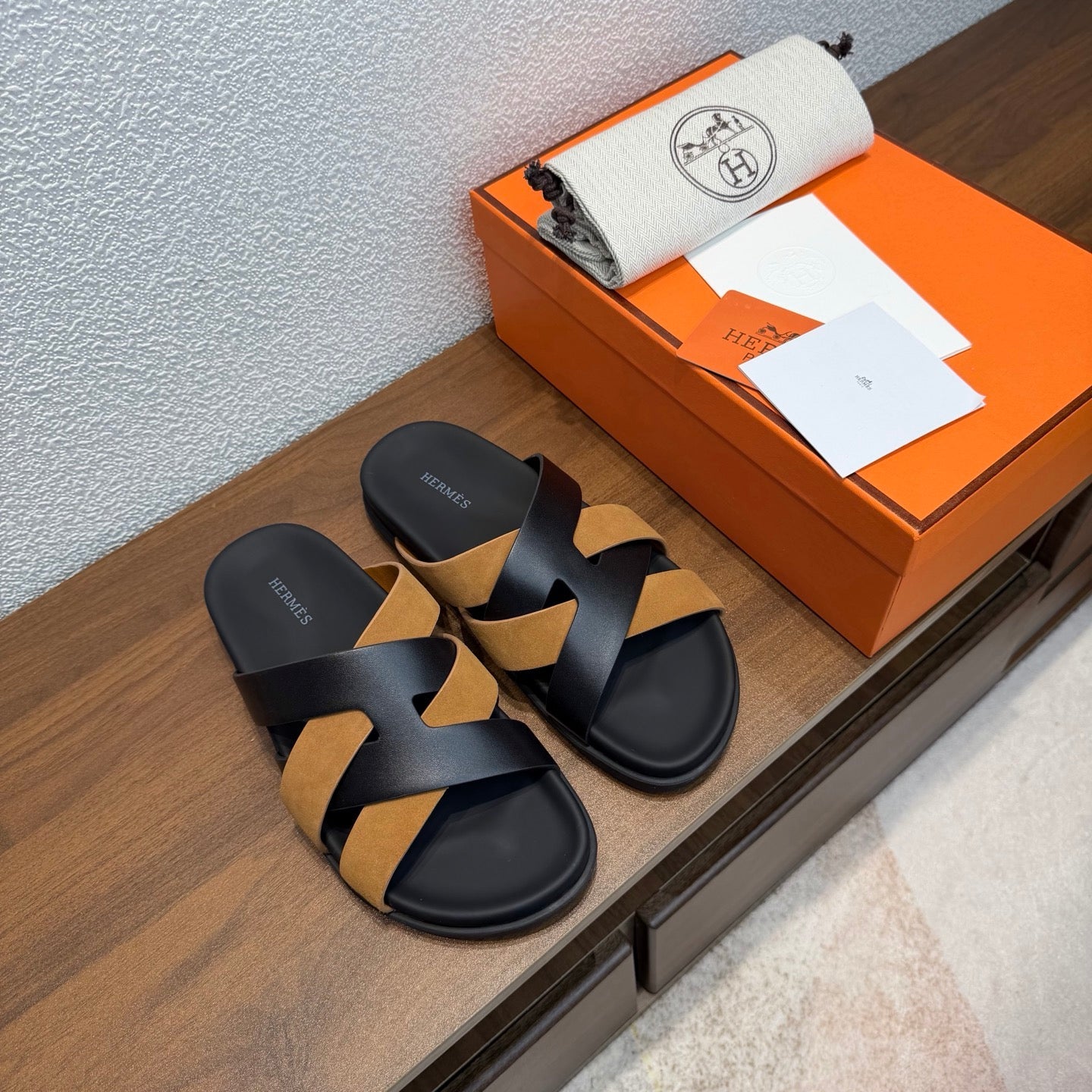 HM 26S KAZIMIR SANDAL IN BLACK CALFSKIN AND CARAMEL BROWN SUEDE