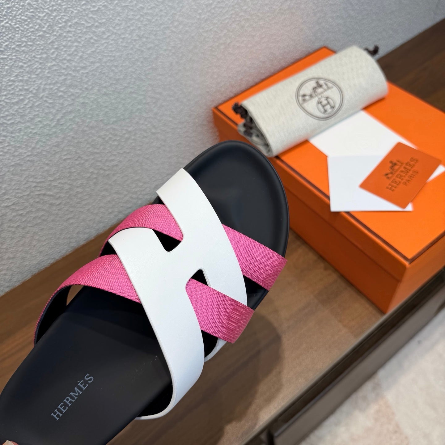 HM 26S KAZIMIR SANDAL IN WHITE CALFSKIN AND DARK PINK FABRIC