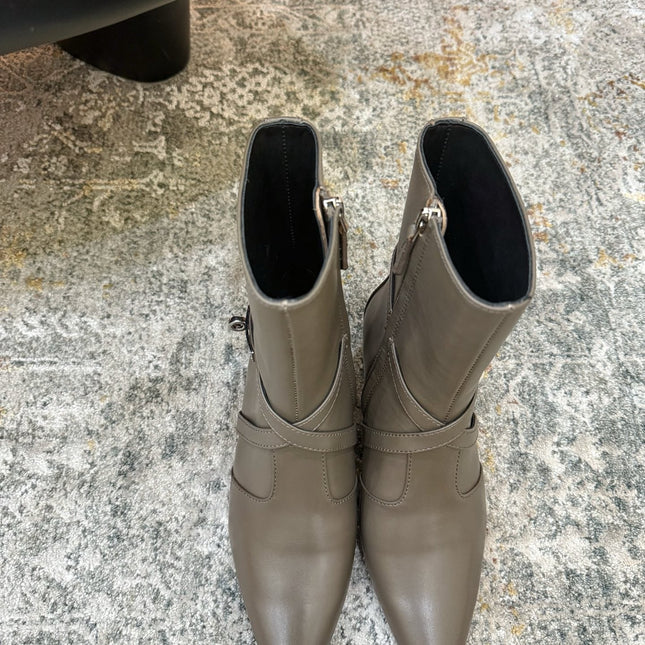 HM 26S POINTED-TOE ANKLE BOOTS 35 MM IN KHAKI GREY CALFSKIN