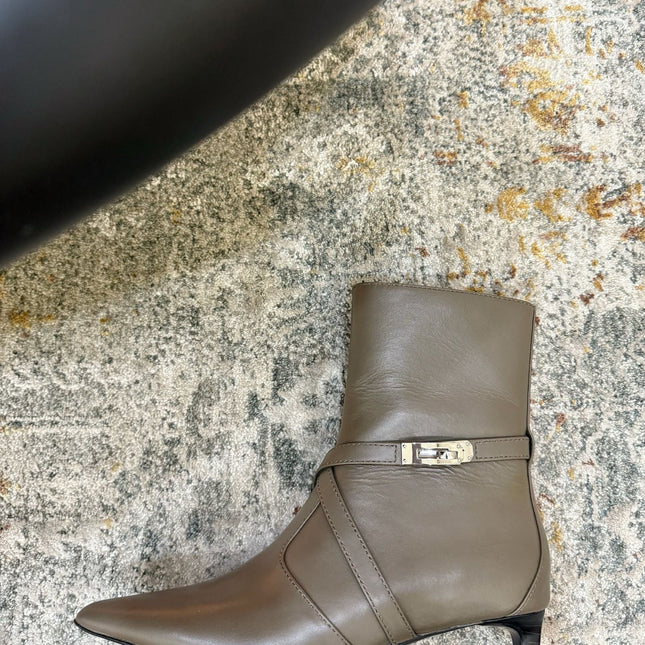 HM 26S POINTED-TOE ANKLE BOOTS 35 MM IN KHAKI GREY CALFSKIN