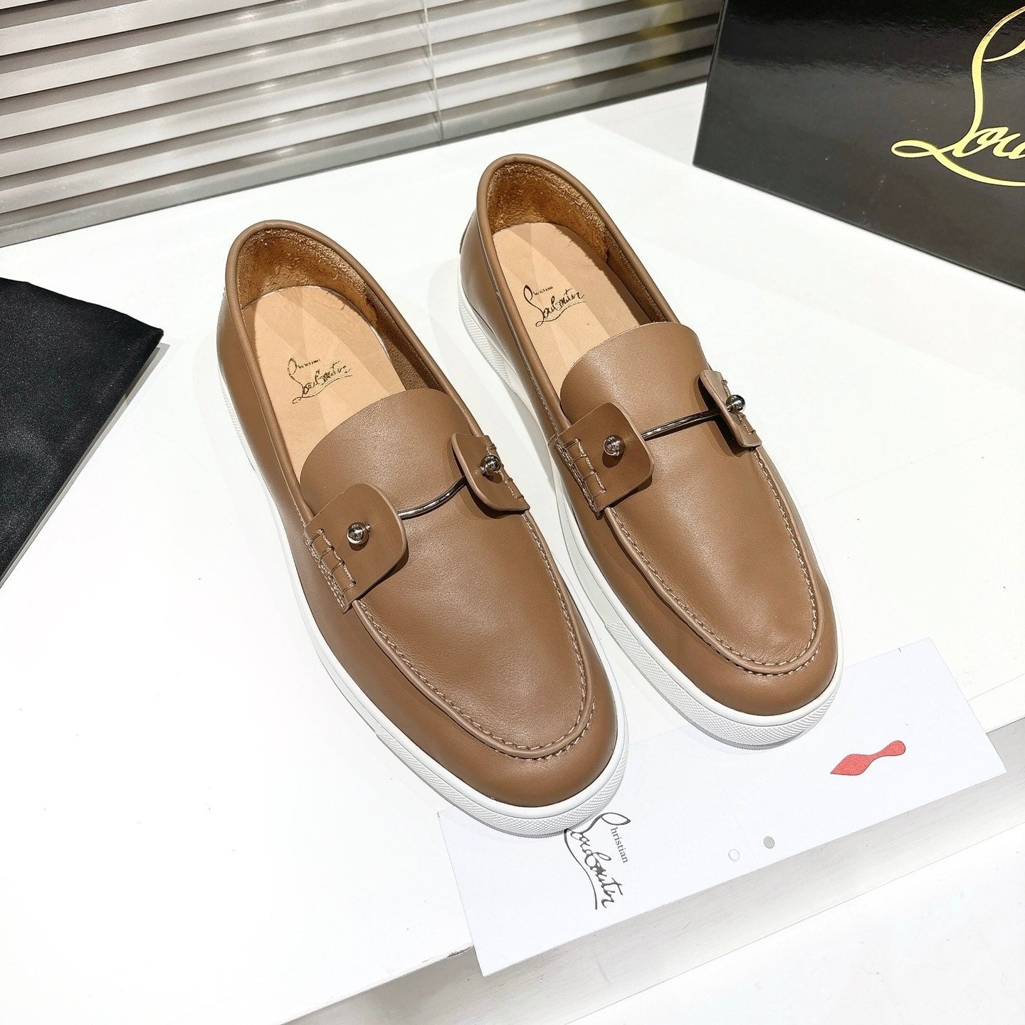 CHAMBELIBOAT REVERSED NUBUCK BOAT SHOES IN PEANUT BROWN SHINY CALFSKIN