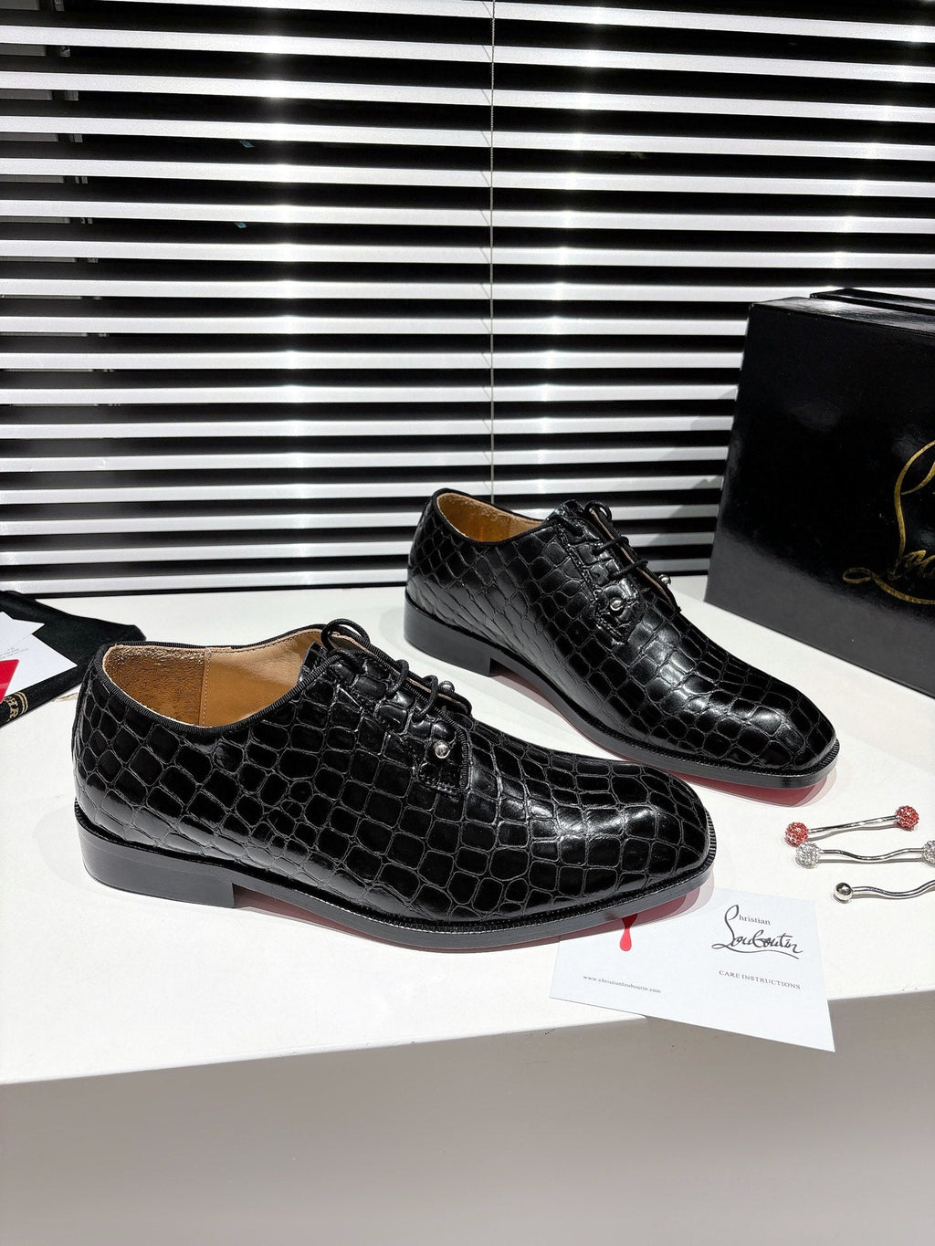 CL CROCODILE SKIN TEXTURE LOAFERS IN BLACK CALFSKIN