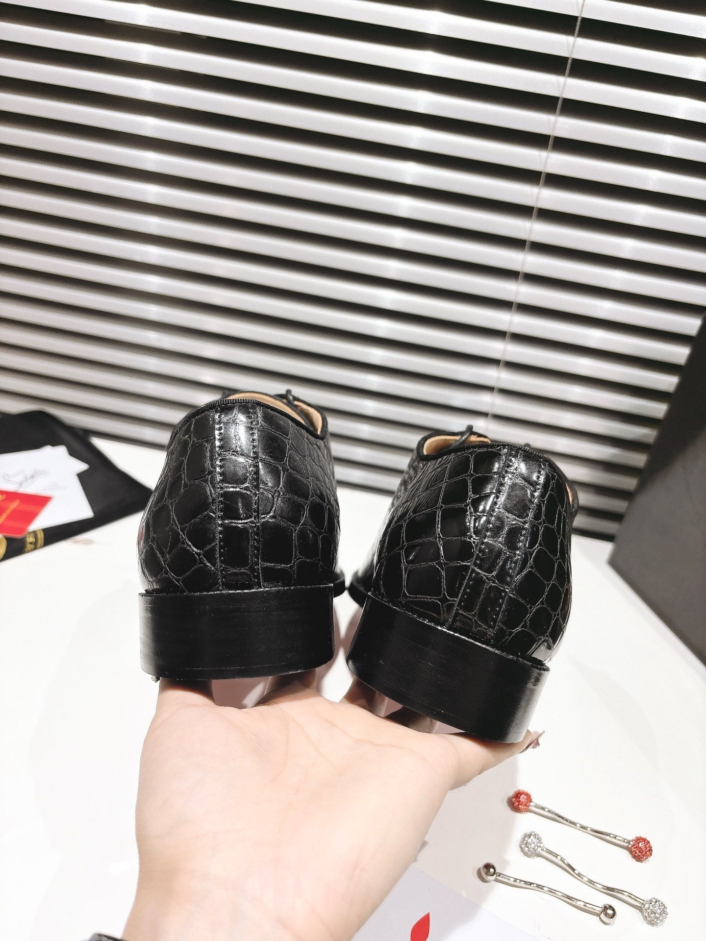 CL CROCODILE SKIN TEXTURE LOAFERS IN BLACK CALFSKIN