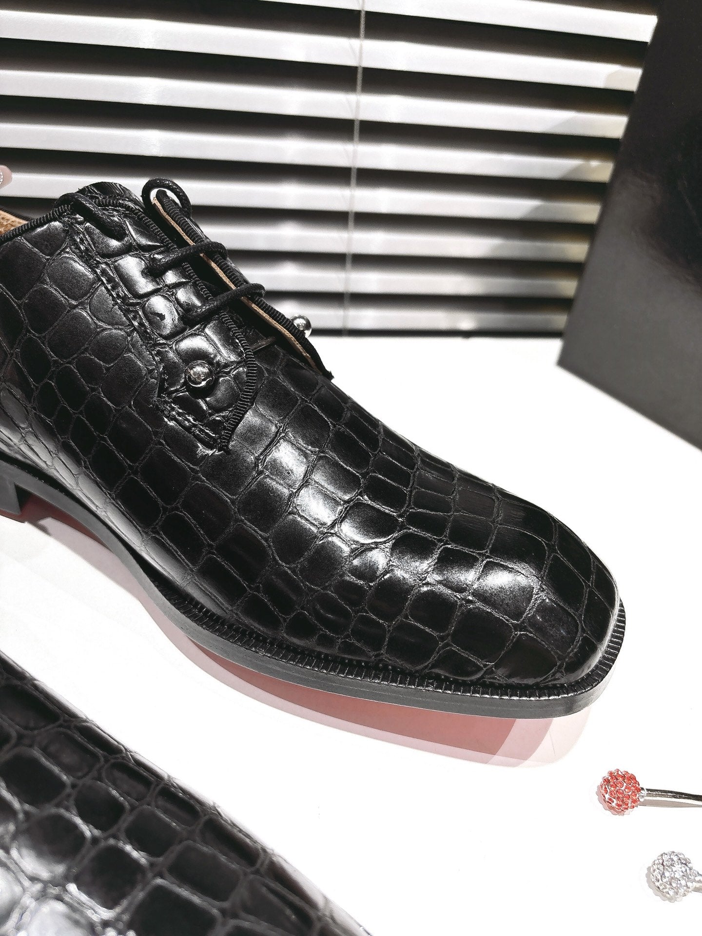 CL CROCODILE SKIN TEXTURE LOAFERS IN BLACK CALFSKIN