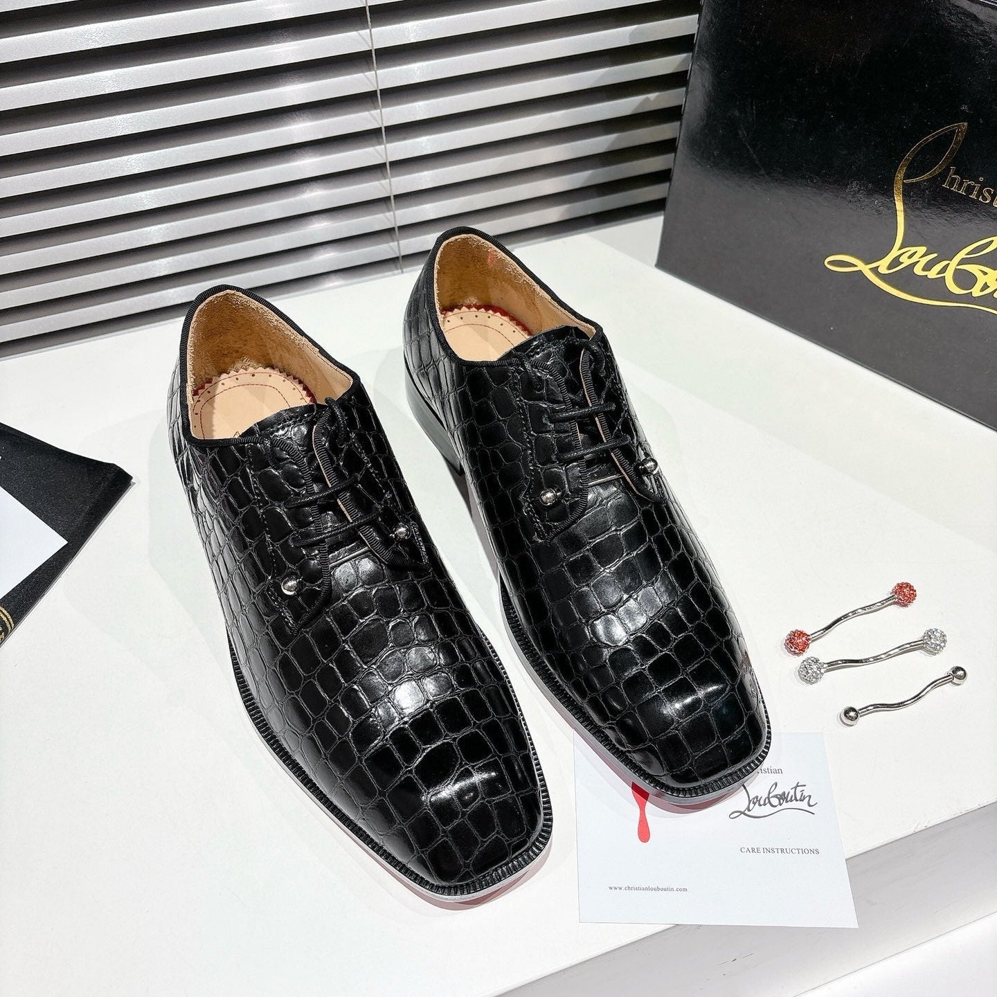CL CROCODILE SKIN TEXTURE LOAFERS IN BLACK CALFSKIN