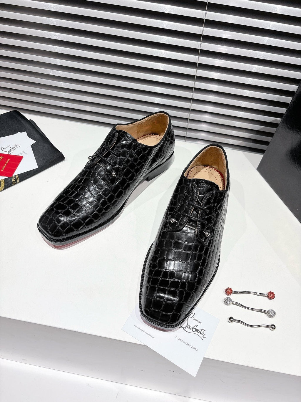 CL CROCODILE SKIN TEXTURE LOAFERS IN BLACK CALFSKIN