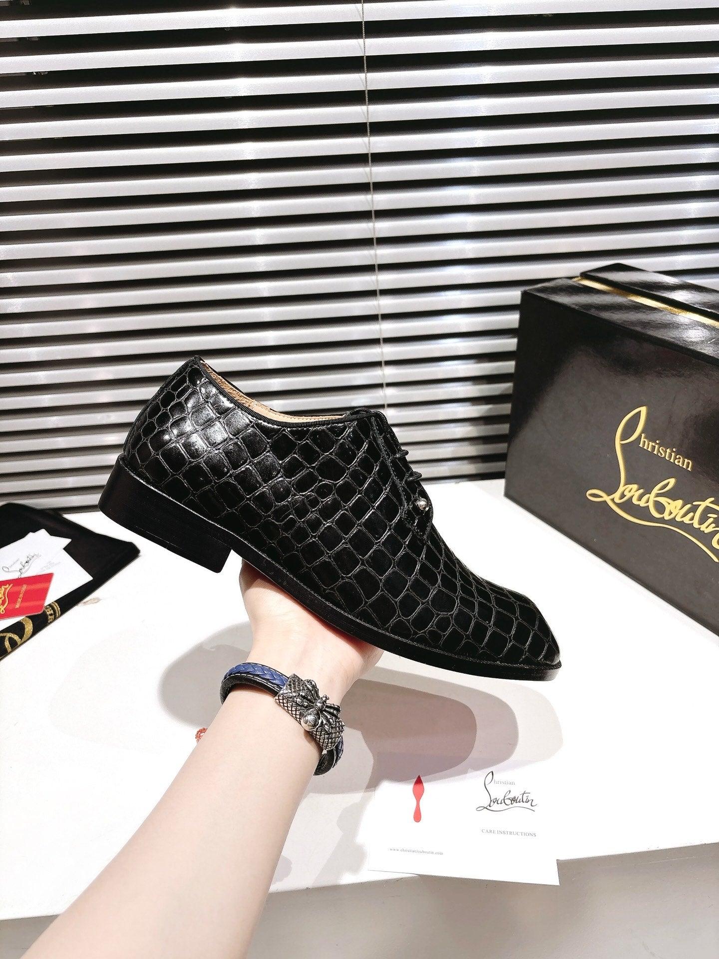 CL CROCODILE SKIN TEXTURE LOAFERS IN BLACK CALFSKIN