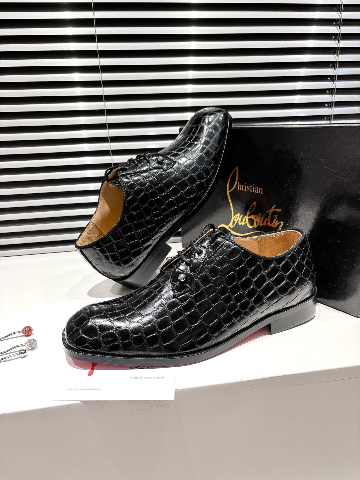 CL CROCODILE SKIN TEXTURE LOAFERS IN BLACK CALFSKIN