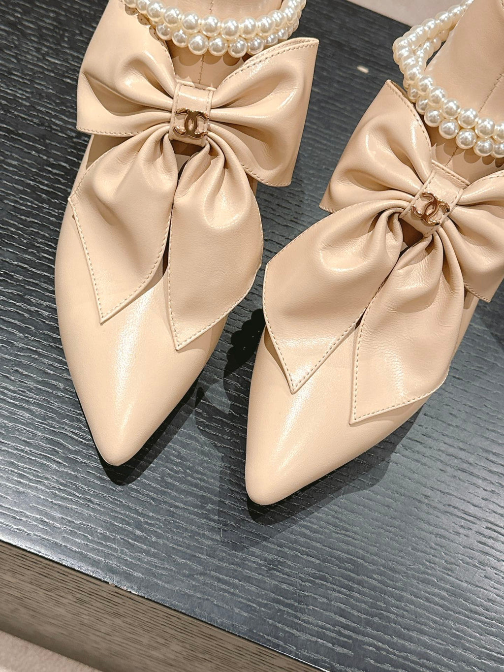 SHORT BOOTS IN BISQUE CREAM SHEEPSKIN WITH BOW