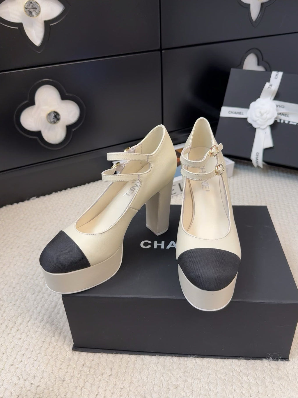 FLATFORM SANDAL IN PALE YELLOW CALFSKIN AND BLACK FABRIC