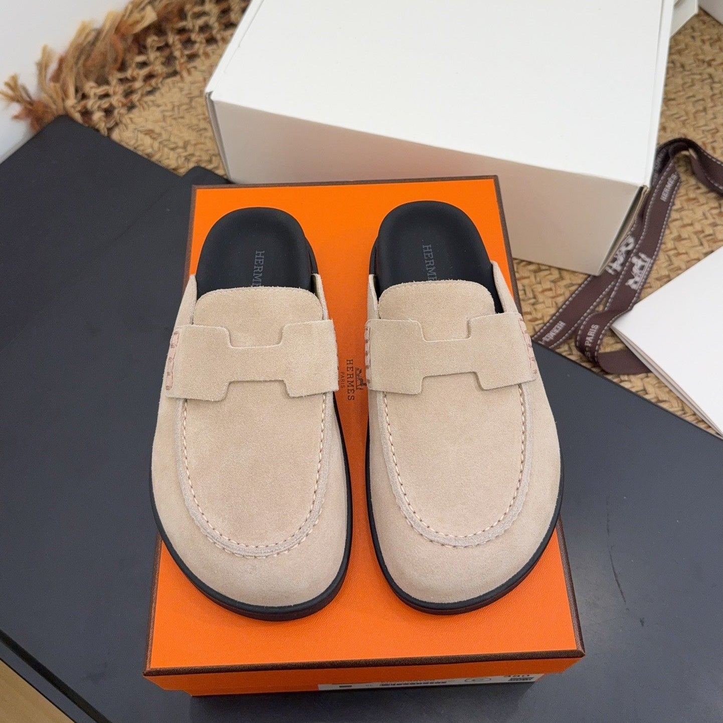 HM 25S MULE IN BEIGE SUEDE