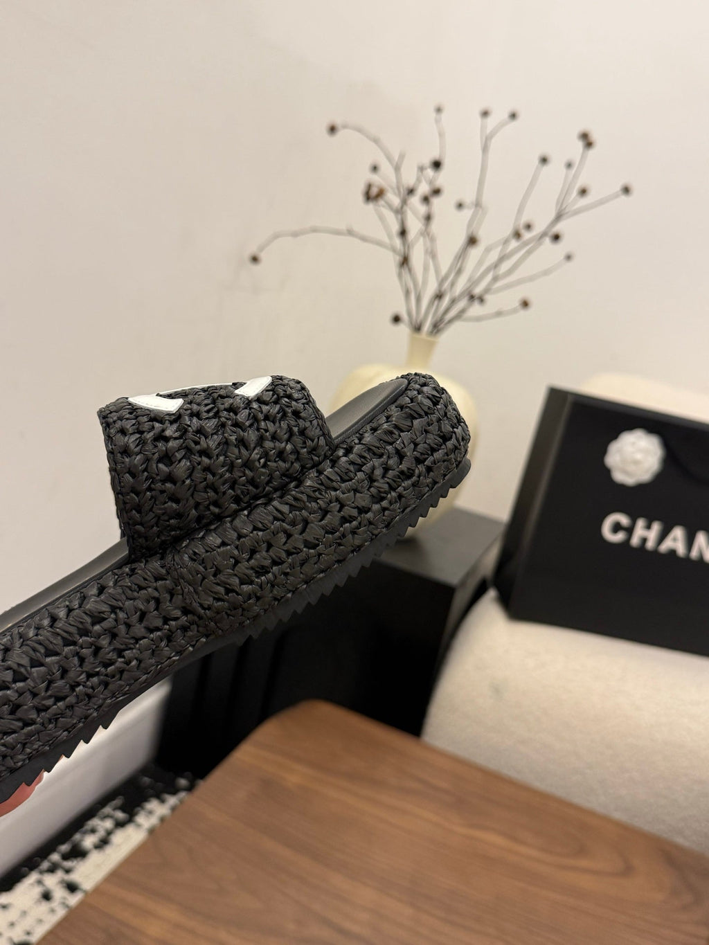 CHANEL 26S PLATFORM SLIDES 40 MM IN BLACK WOVEN RAFFIA