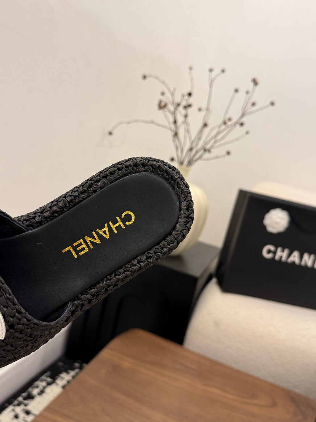 CHANEL 26S PLATFORM SLIDES 40 MM IN BLACK WOVEN RAFFIA