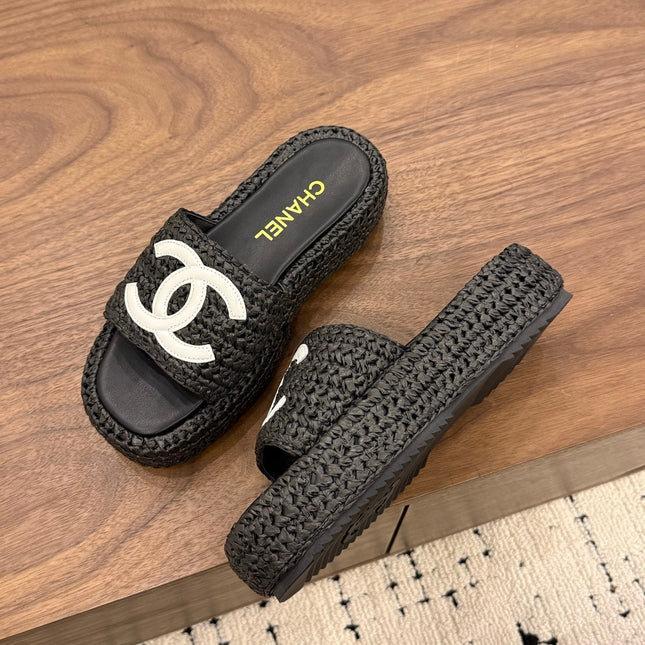 CHANEL 26S PLATFORM SLIDES 40 MM IN BLACK WOVEN RAFFIA