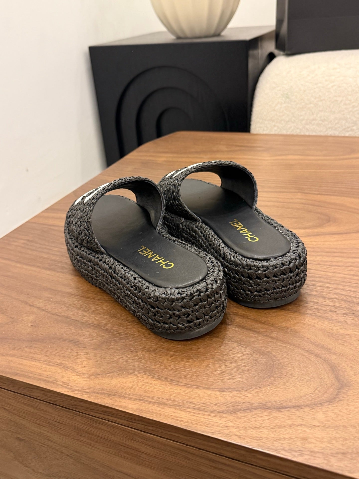 CHANEL 26S PLATFORM SLIDES 40 MM IN BLACK WOVEN RAFFIA
