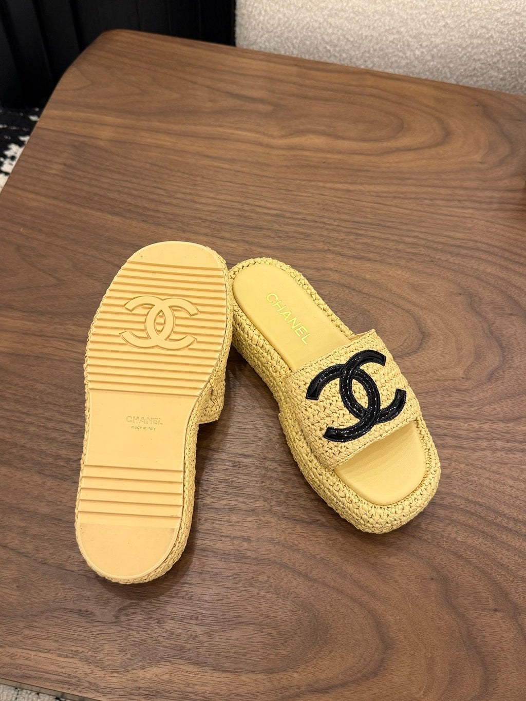 CHANEL 26S PLATFORM SLIDES 40 MM IN PASTEL YELLOW WOVEN RAFFIA