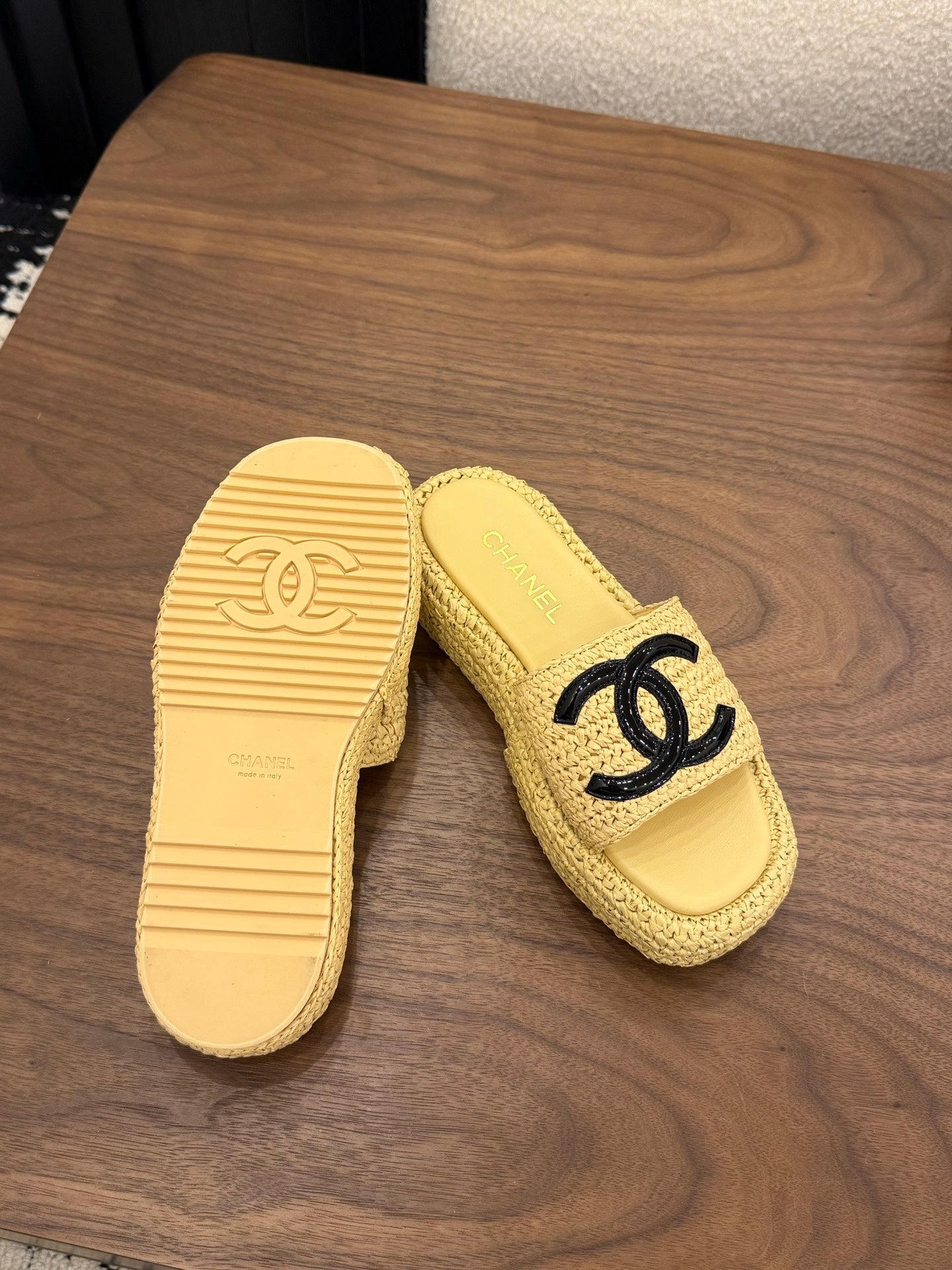 CHANEL 26S PLATFORM SLIDES 40 MM IN PASTEL YELLOW WOVEN RAFFIA