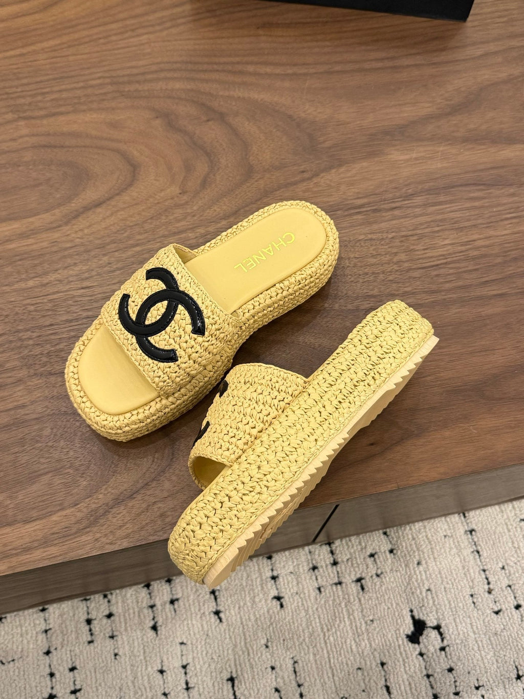 CHANEL 26S PLATFORM SLIDES 40 MM IN PASTEL YELLOW WOVEN RAFFIA