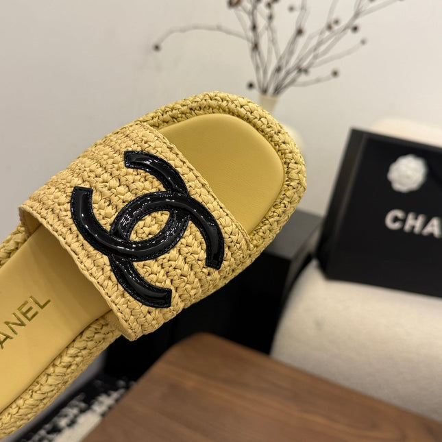 CHANEL 26S PLATFORM SLIDES 40 MM IN PASTEL YELLOW WOVEN RAFFIA