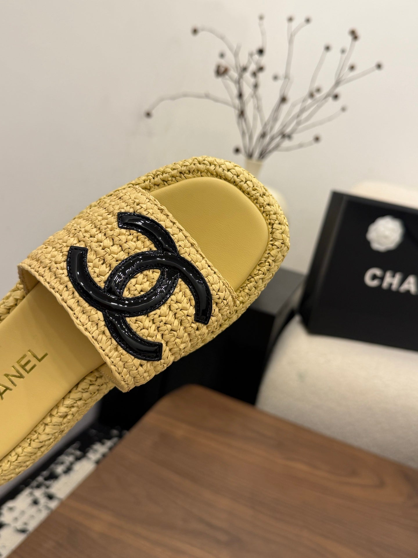 CHANEL 26S PLATFORM SLIDES 40 MM IN PASTEL YELLOW WOVEN RAFFIA