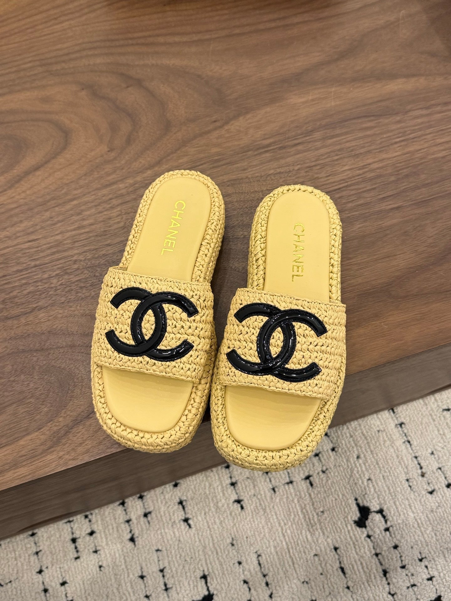CHANEL 26S PLATFORM SLIDES 40 MM IN PASTEL YELLOW WOVEN RAFFIA