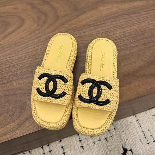 CHANEL 26S PLATFORM SLIDES 40 MM IN PASTEL YELLOW WOVEN RAFFIA