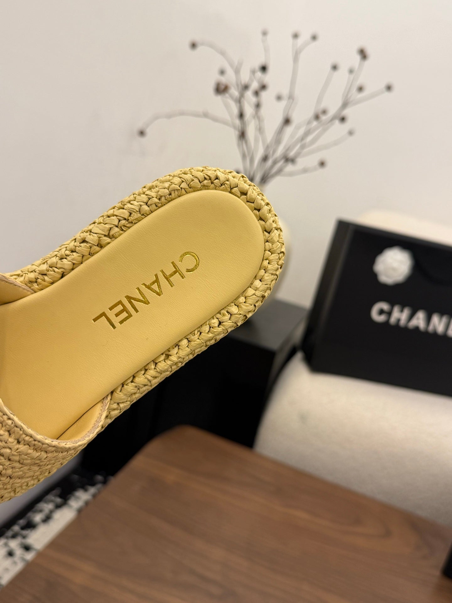 CHANEL 26S PLATFORM SLIDES 40 MM IN PASTEL YELLOW WOVEN RAFFIA