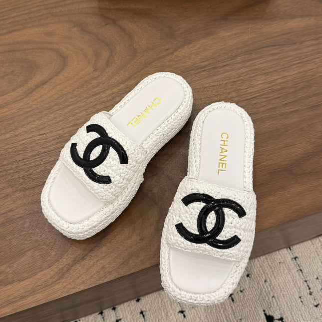 CHANEL 26S PLATFORM SLIDES 40 MM IN WHITE WOVEN RAFFIA