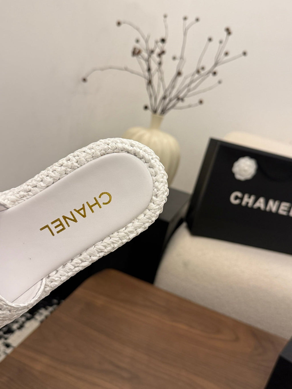 CHANEL 26S PLATFORM SLIDES 40 MM IN WHITE WOVEN RAFFIA