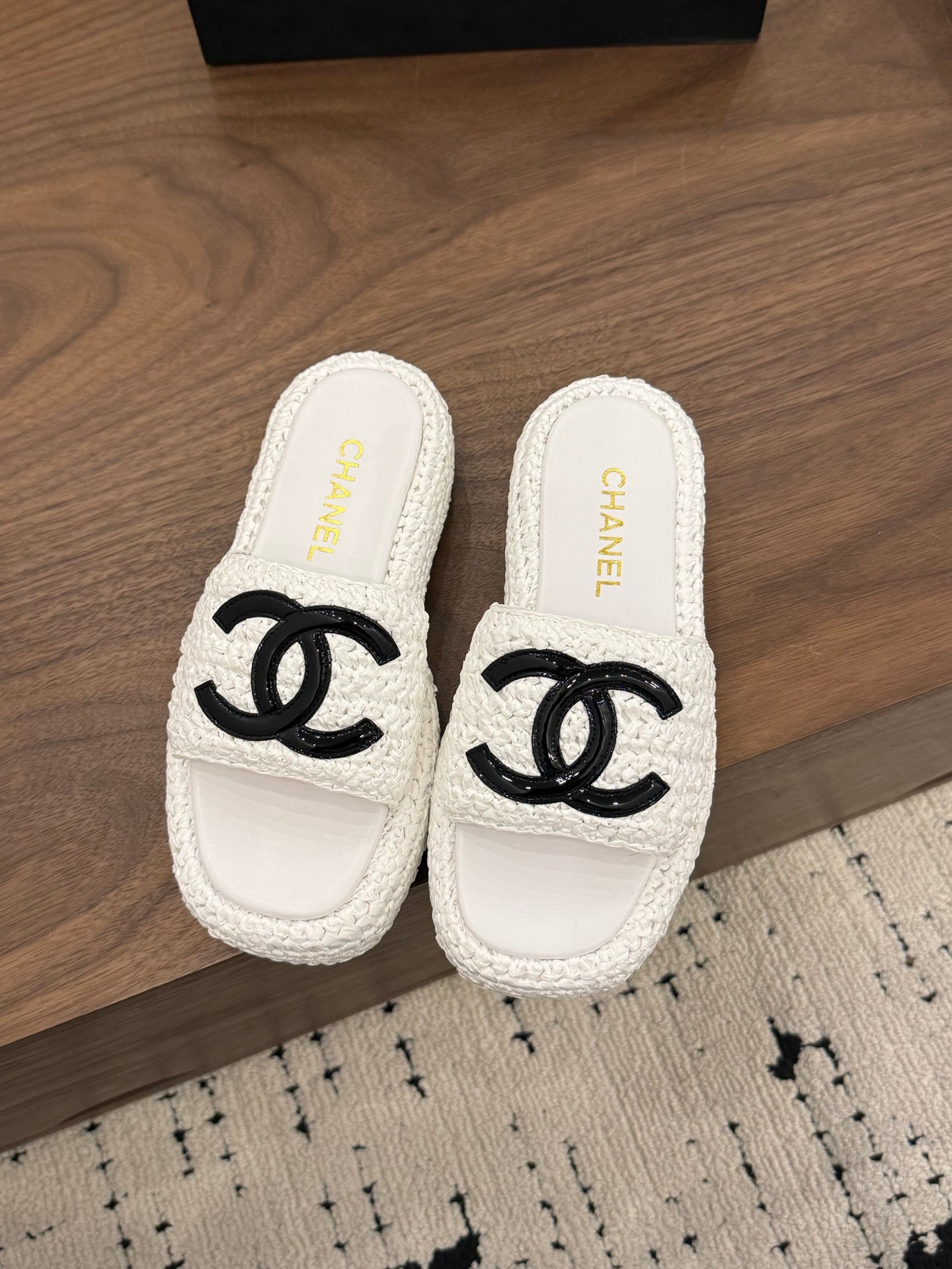 CHANEL 26S PLATFORM SLIDES 40 MM IN WHITE WOVEN RAFFIA