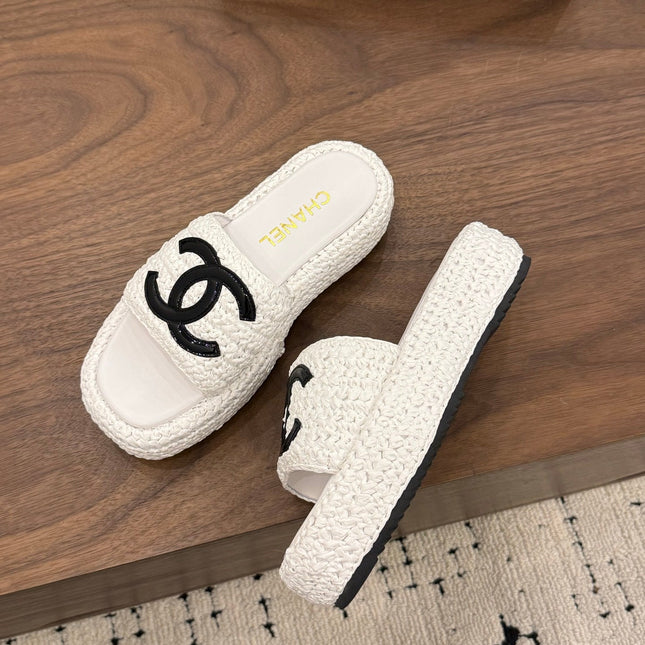CHANEL 26S PLATFORM SLIDES 40 MM IN WHITE WOVEN RAFFIA