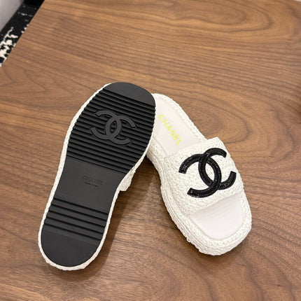 CHANEL 26S PLATFORM SLIDES 40 MM IN WHITE WOVEN RAFFIA