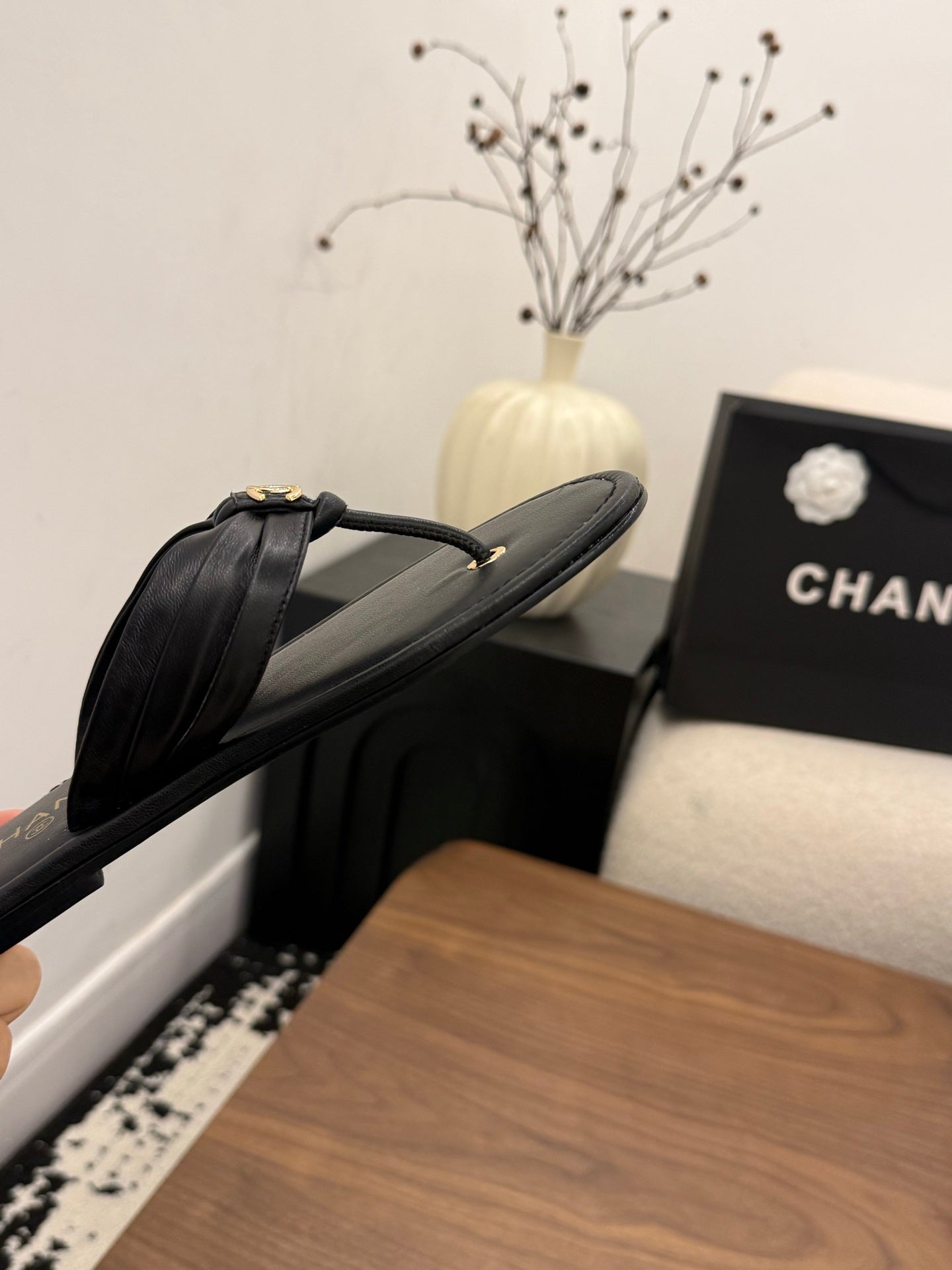 CHANEL 26S THONG SANDALS IN BLACK CALFSKIN WITH CC LOGO