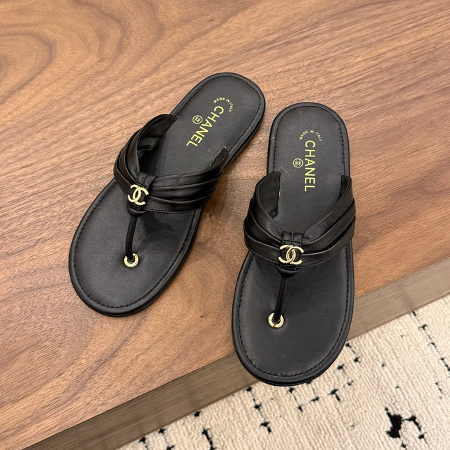 CHANEL 26S THONG SANDALS IN BLACK CALFSKIN WITH CC LOGO