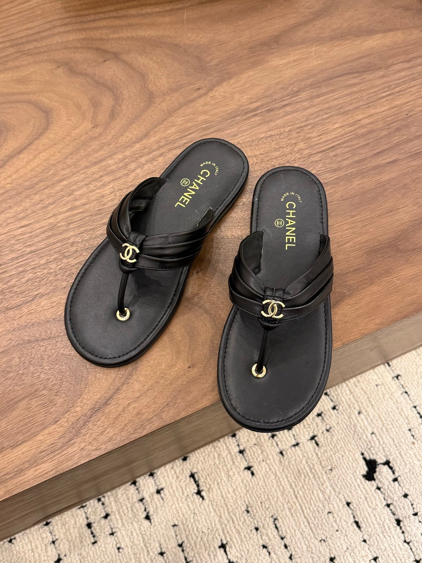 CHANEL 26S THONG SANDALS IN BLACK CALFSKIN WITH CC LOGO